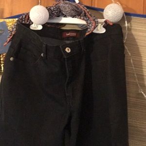 Lee riveted black jeans/ size 12 women/ capri🌸🌸3/4 size in length / not long🌸